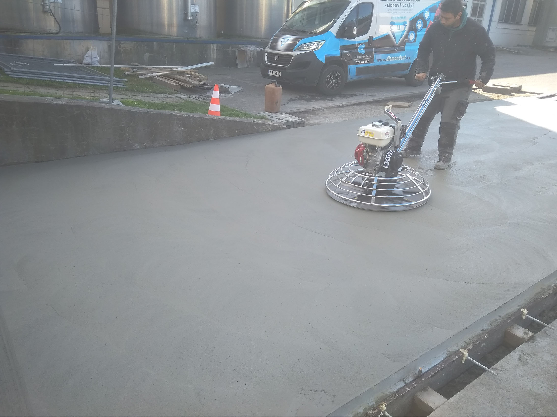 Strojně hlazené betonové podlahy